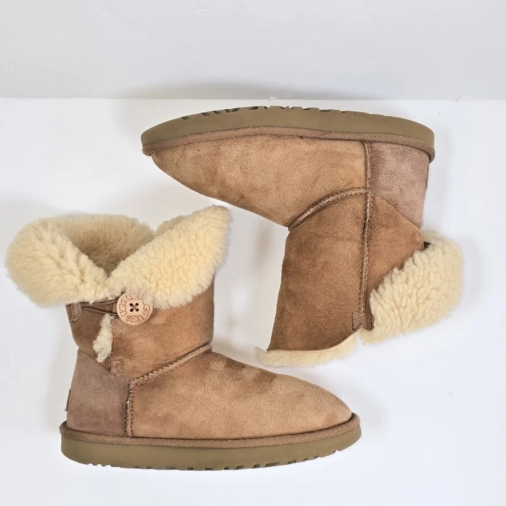UGG Bailey Button Short Classic Shearling Winter Boots Sz. 7 Cozycore
